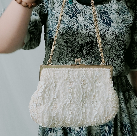 Beaded purse with gold chain - Picture 5 of 6